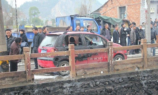 温州瓯海一河道河面着火 烧焦路边车辆