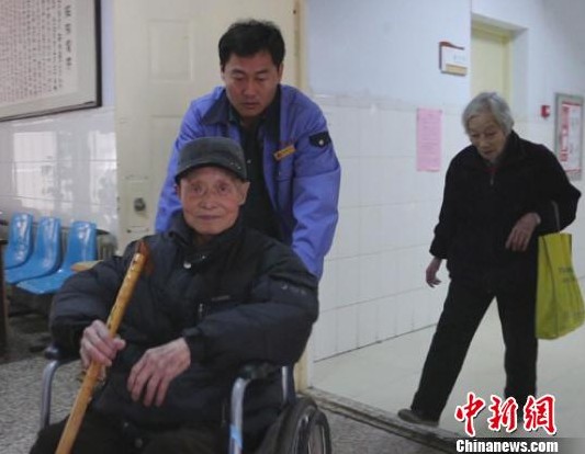 郑州的哥免费送老人去医院 为了准时接送推迟出车