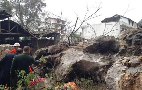 桂林葡萄镇山体滑坡 厂房被巨石压塌一名工人被埋