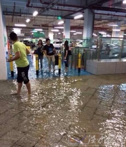 广东下暴雨深圳机场被淹 乘客愤怒砸设施