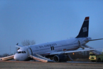 客机机头触地 2014年3月13日美国费城全美航空一架客机机头碰地