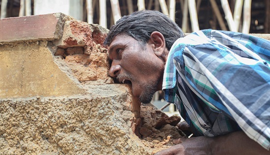 印度男子长年吃砖头 每天至少吃6斤吃了20年
