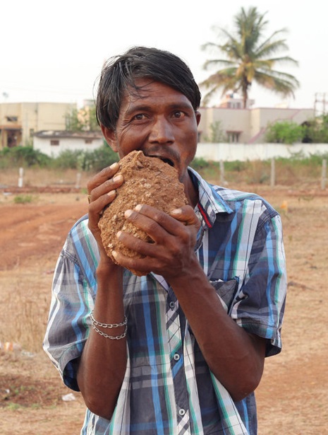 印度男子长年吃砖头 每天至少吃6斤吃了20年
