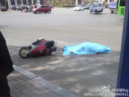 市区建华东道路口车祸现场