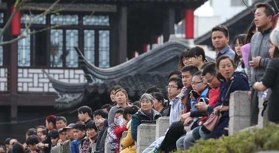 清明假期第二天 南京夫子庙游客爆满