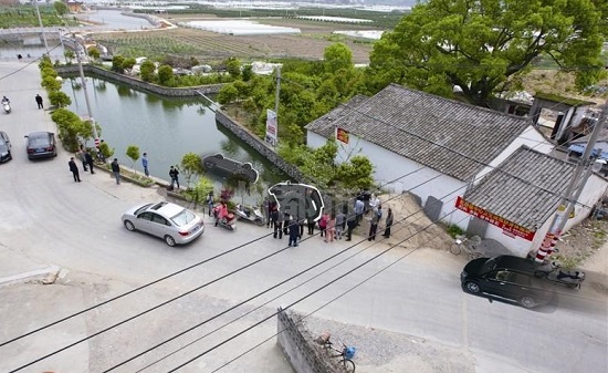 乐清一辆越野车开进河塘 酒驾越野车翻进河塘5人遇难