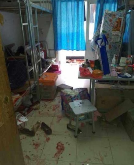 云南大学女生宿舍砍人事件 男子爬到宿舍砍伤女友和他人