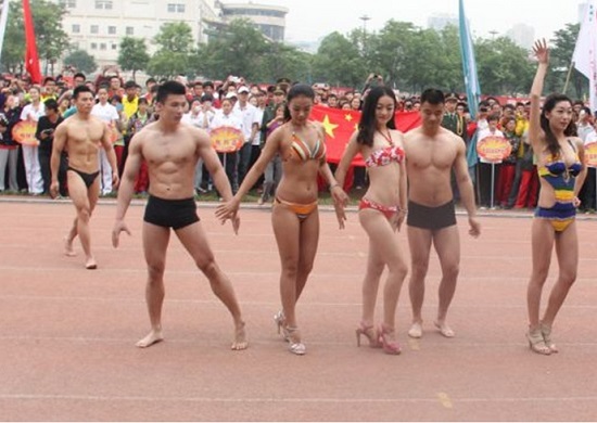 陕西省大学生田径运动会开幕式 女生穿比基尼男生穿泳裤
