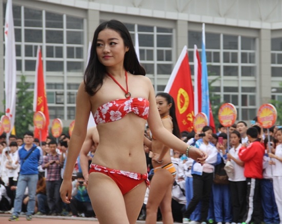 陕西省大学生田径运动会开幕式 女生穿比基尼男生穿泳裤