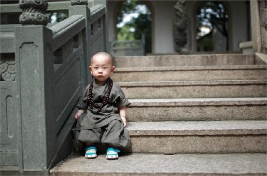 西禅寺小和尚是个萌娃 小和尚只有1岁多
