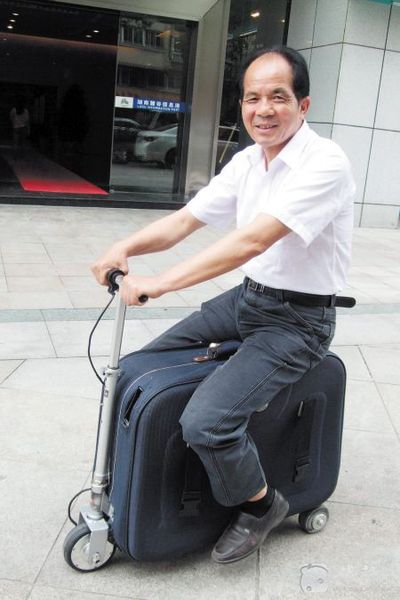 湖南农民花10年时间发明载人旅行箱