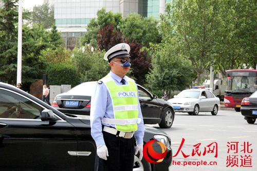 石家庄交警佩戴鼻用空气净化器好搞笑