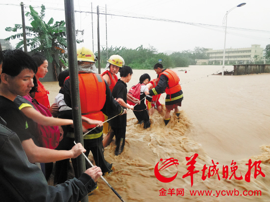 从化暴雨造成4人死亡4人失踪 积水没过了车窗