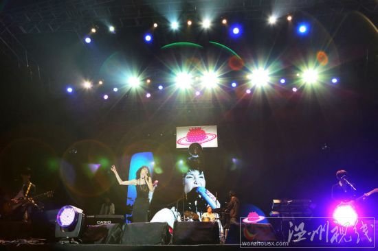 张曼玉唱歌跑调：2014上海草莓音乐节张曼玉唱歌图片