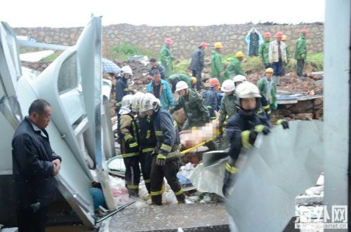 黄岛简易房倒塌18人遇难