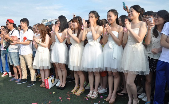 山东齐鲁工业大学大学生毕业前操场办婚礼