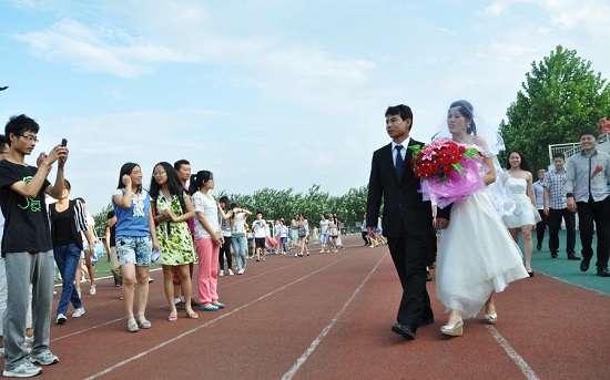 山东齐鲁工业大学大学生毕业前操场办婚礼