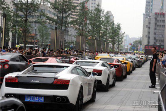 百辆豪车聚集春熙路