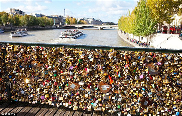 巴黎爱情桥垮塌 挂了太多同心锁不堪重负
