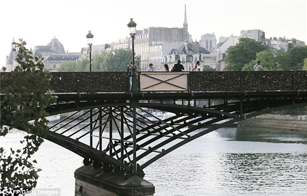巴黎爱情桥垮塌 挂了太多同心锁不堪重负
