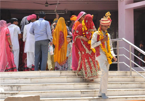 印度集体童婚 最小新娘仅7岁嫁给16岁男孩