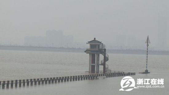 杭州钱塘江观潮1男2女被潮水卷走