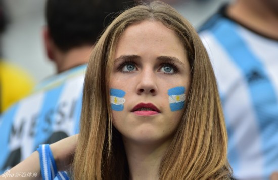 荷兰女球迷和阿根廷女球迷竞相争艳