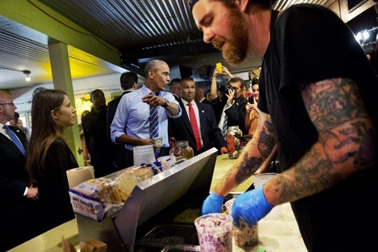 奥巴马在烧烤店插队买烧烤