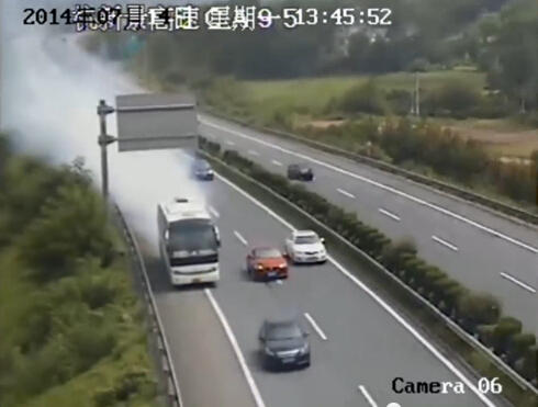 杭新景高速客车冒烟后继续行走十公里