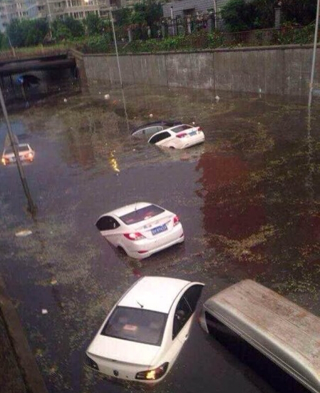 7月16日傍晚北京遭受暴雨冰雹袭击