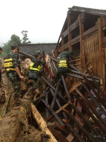 德宏泥石流 致9人死亡上百人受灾