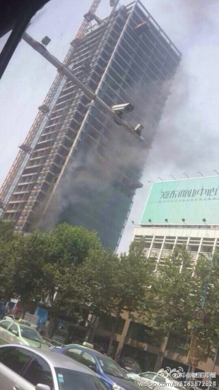郑州纬三路花园路附近一在建大楼火灾图片