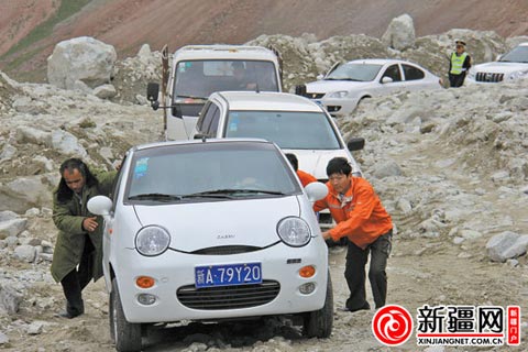 新疆独库公路发生泥石流