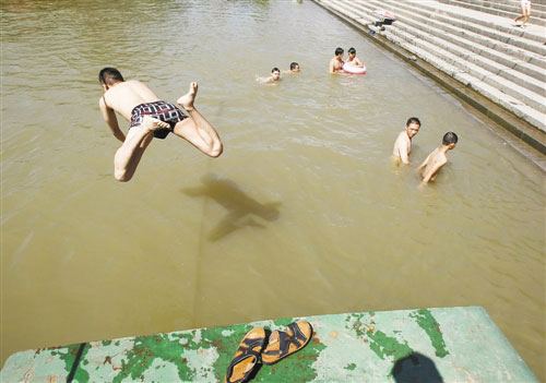 重庆高温，市民戏水消暑
