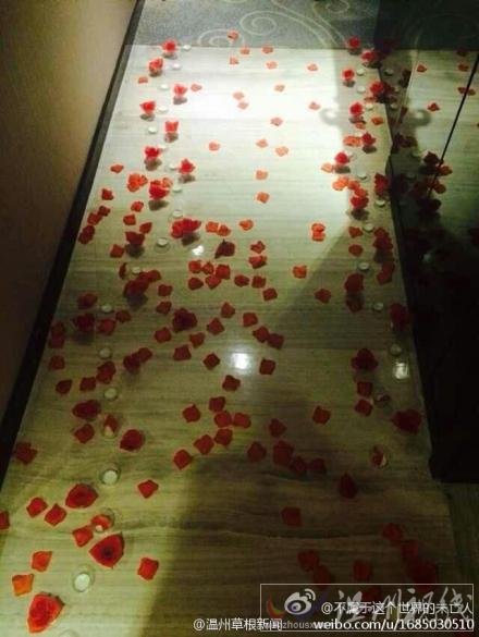 宾馆房间内被铺满玫瑰花