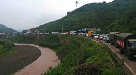 鲁甸县疾控中心运送消毒药品车辆被堵在途中