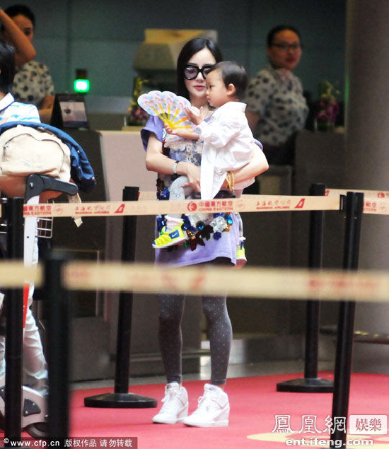 李小璐带着女儿现身上海虹桥机场