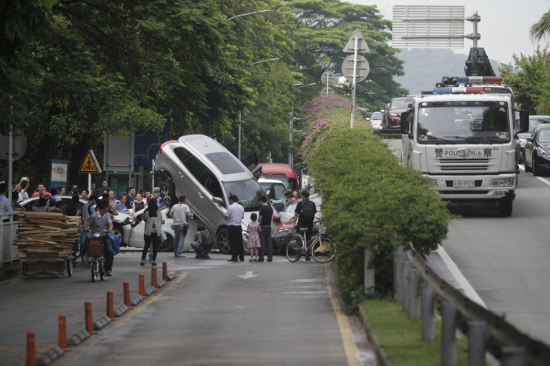 深圳街头6车连撞像叠罗汉