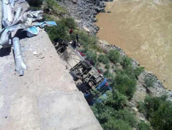 西藏旅游大巴车祸坠崖现场图片
