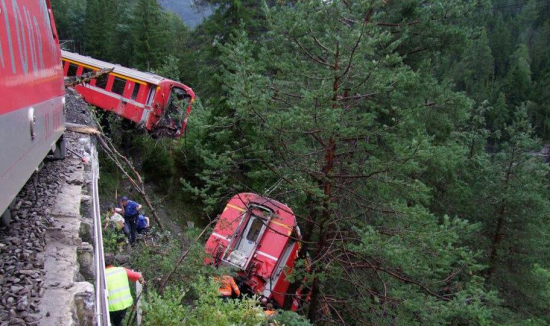 瑞士列车脱轨三节车厢滚下山崖