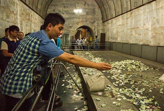 北京十三陵地宫内堆满游客扔的祈福纸币