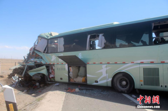新疆客车车祸13人死亡