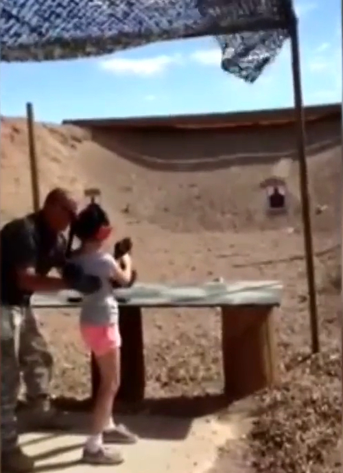 美国9岁女童练枪误杀教练