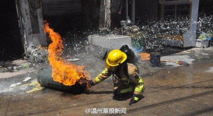 温州鹿城消防人员冒险抢出煤气罐