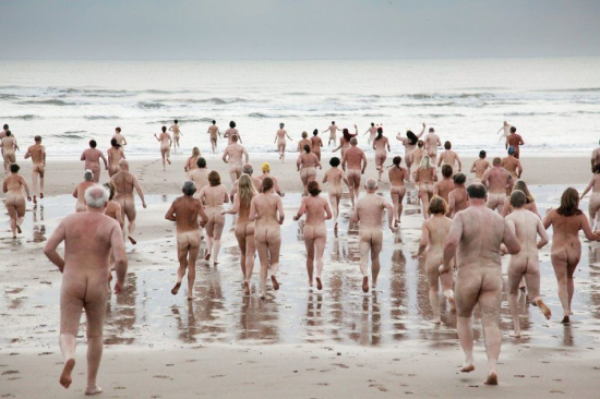英国300多人裸泳壮观画面