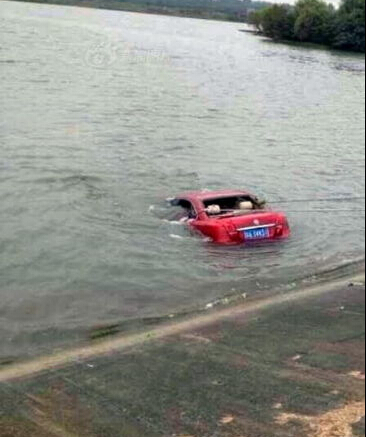 夫妻暴雨开车冲入水库身亡