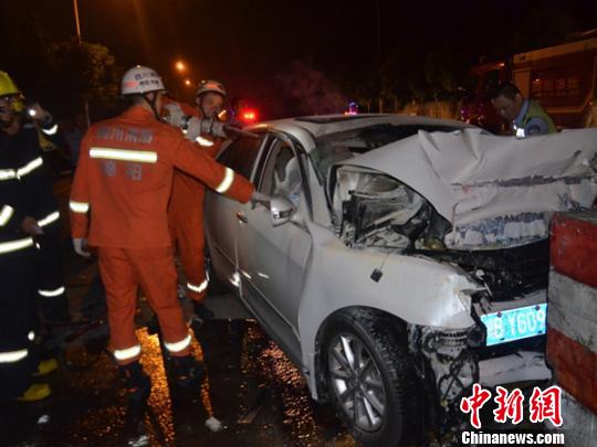 绵阳普明北路发生严重交通事故