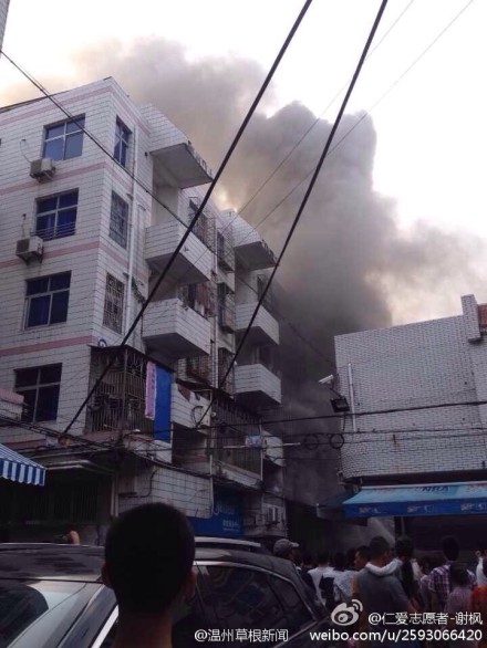 苍南龙港华电商贸城附近发生火灾事故