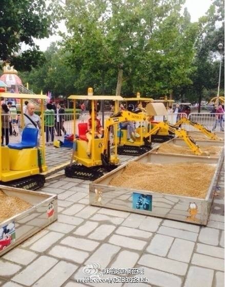 公园现幼儿挖掘机玩具