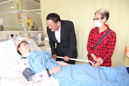 凤凰主播刘珊玲在医院治疗凤凰领导探望